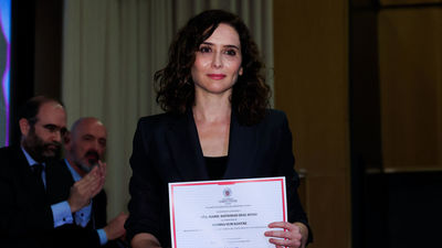 El catedrático que dirigió el proyecto de tesis de Ayuso sale en su defensa tras el acoso en la Complutense