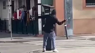 A martillazos con un parquímetro del barrio de Los Olivos