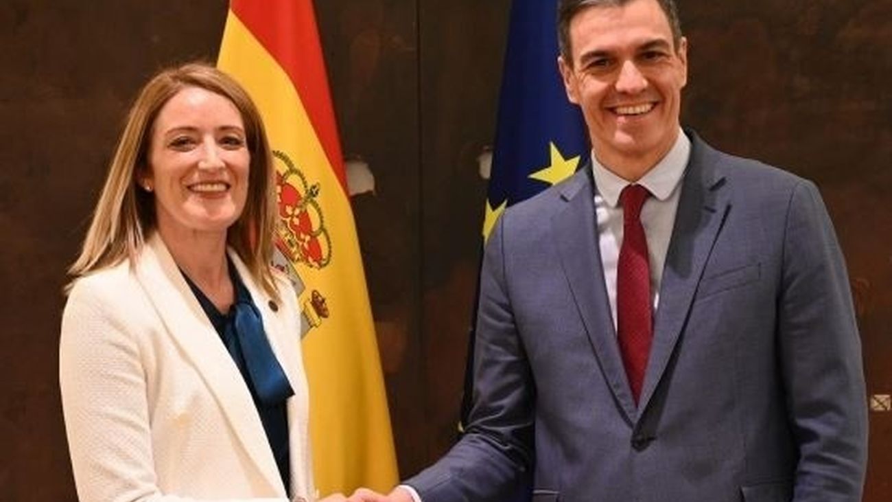La presidenta de la Eurocámara, Roberta Metsola, y el presidente del Gobierno, Pedro Sánchez