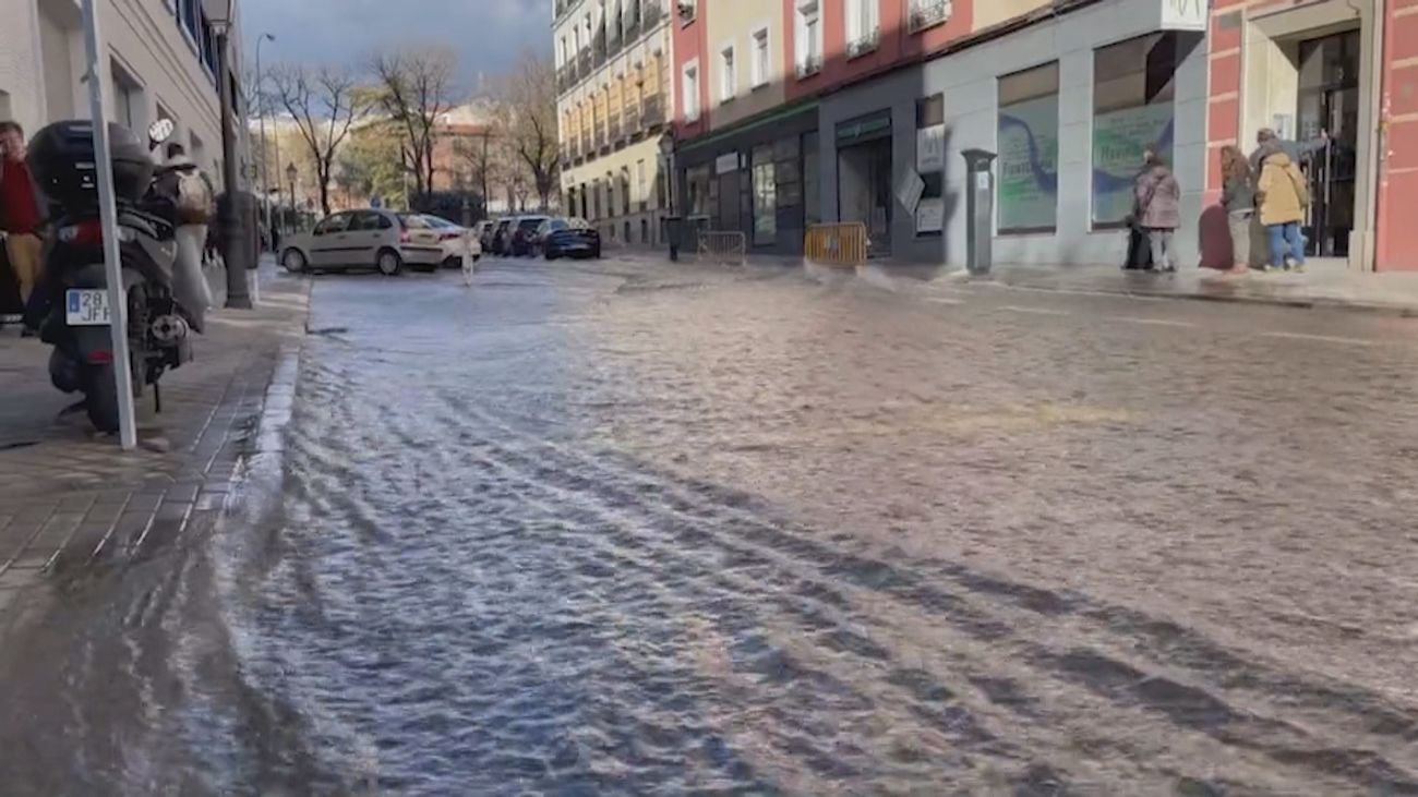 Tremenda inundación en Arganzuela por la rotura de una tubería