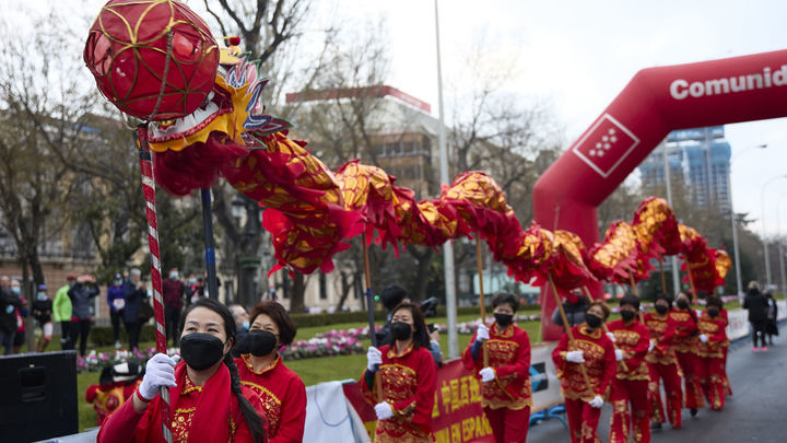 Varias personas realizan la danza del dragón, esencial para celebrar el Año Nuevo Chino, en la carrera de la Primavera 2022 / EUROPA PRESS