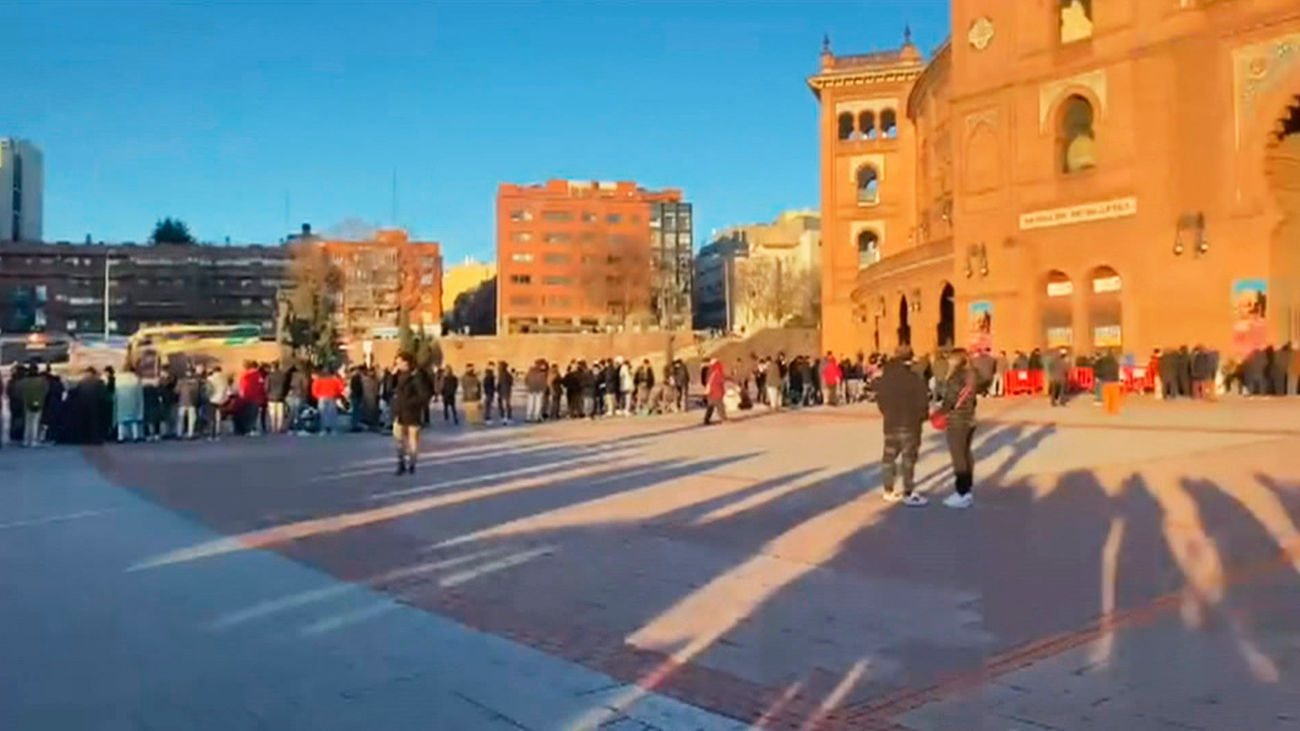 Colas kilométricas en Las Ventas para conseguir un abono gratis para jóvenes y jubilados