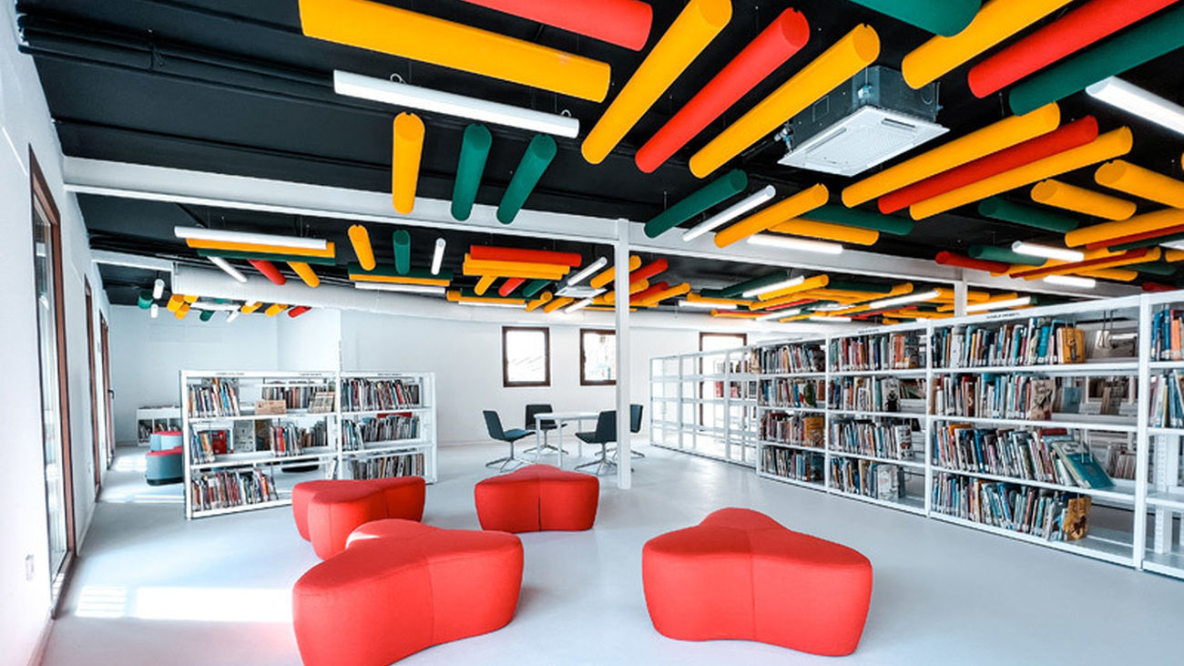 Una de las salas de la nueva biblioteca pública de Manzanares El Real 'Concha Méndez'