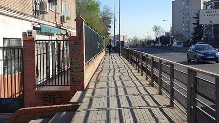 Una de las aceras del Paseo de Extremadura / ASOCIACIÓN DE VECINOS CASA DE CAMPO EL BATÁN