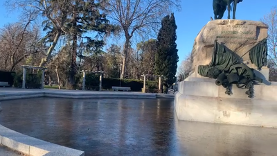 El frío se hace sentir en Madrid: las fuentes del Retiro amanecen congeladas