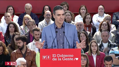 Sánchez ataca la “incoherencia” del PP por defender la democracia “con nostálgicos de la dictadura”