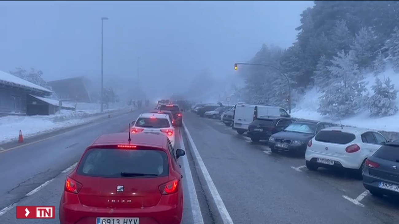 Atascos kilométricos en la sierra, en el primer fin de semana con las pistas de esquí abiertas
