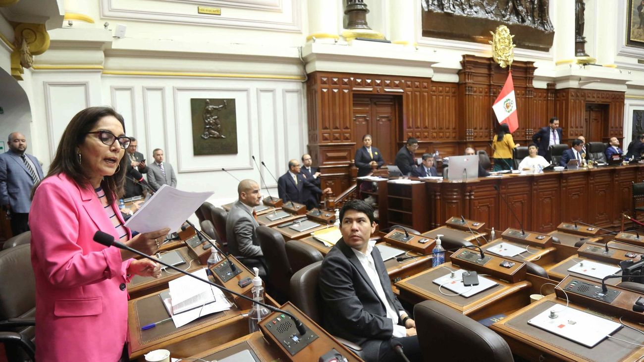 Fotografía cedida por el Congreso de Perú del pleno del Congreso de Perú aprobando la propuesta de reconsiderar la fecha de adelanto de las elecciones generales