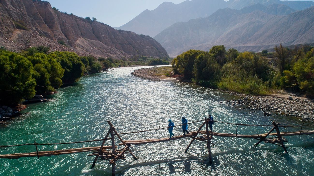 Al menos 20 muertos en Perú al caer un autobús por un precipicio