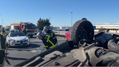 El vuelco de un vehículo en la incorporación de la M50 a la A6 causa varios kilómetros de retención