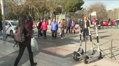 Cómo aparcar los patinetes eléctricos en las calles de Madrid para evitar las multas