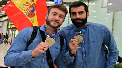Los Hispanos desatan la locura en su llegada a Barajas
