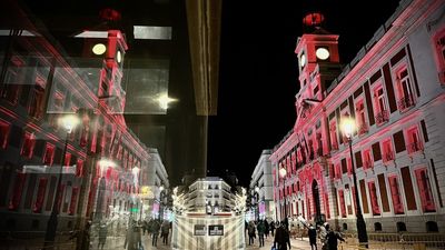 Madrid celebra el cumpleaños de Felipe VI tiñendo de color carmesí la Real Casa de Correos y Cibeles