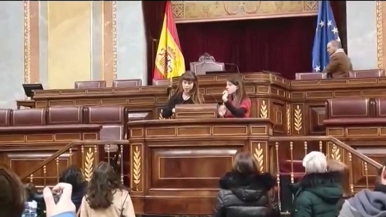Activistas climáticas intentan pegarse a la tribuna del Congreso