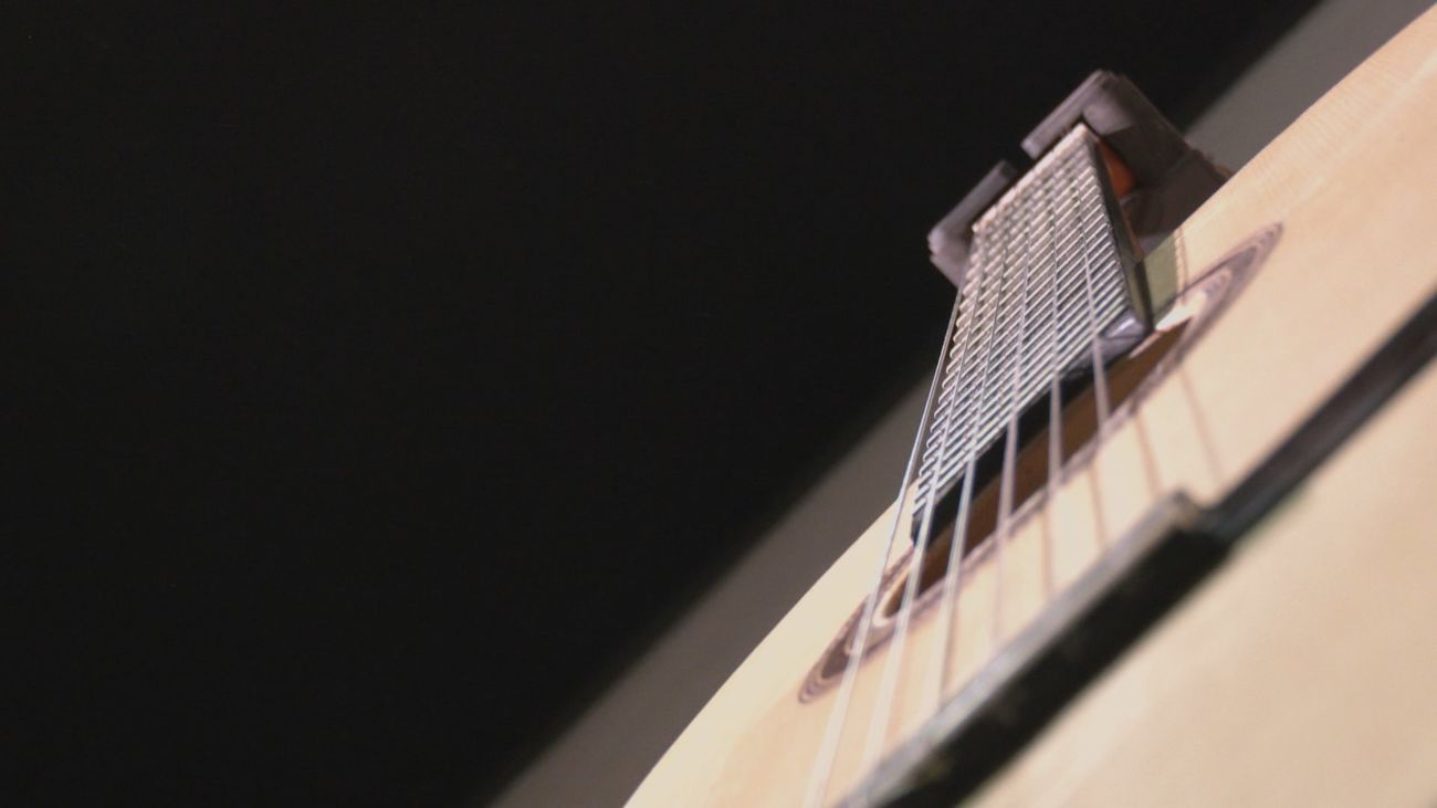 Construimos nuestra propia guitarra española desde cero en pleno centro de Madrid