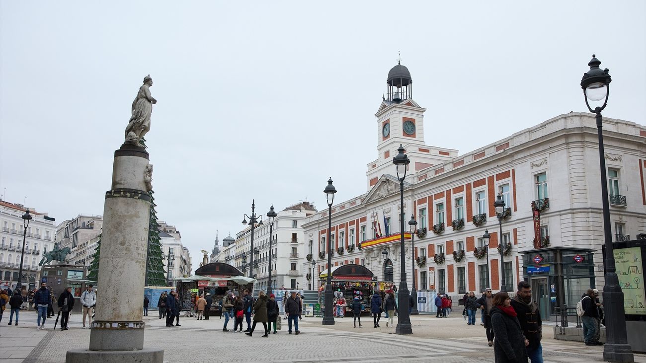 Personas paseando por la Puerta del Sol de Madrid