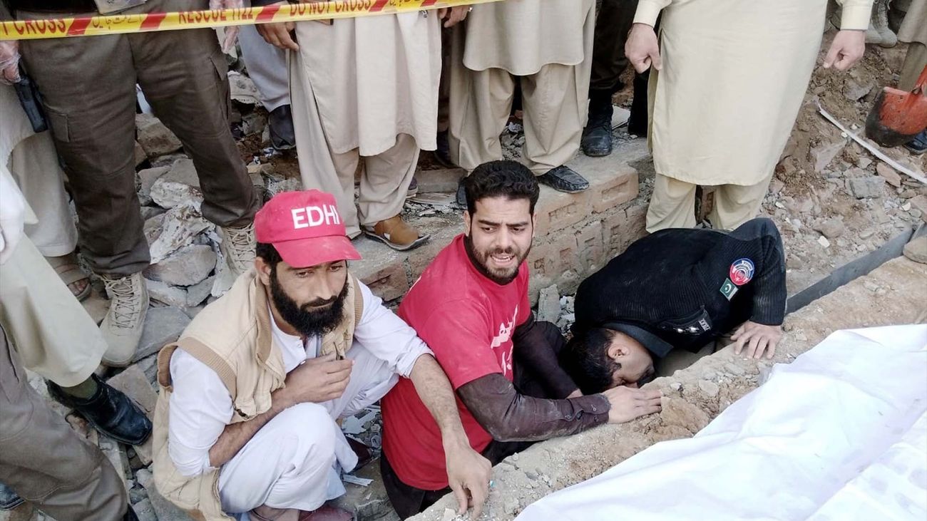 Búsqueda de supervivientes bajo los escombros de la mezquita de Peshawar