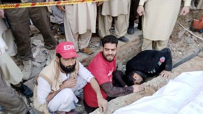 Cien muertos tras el atentado en una mezquita de Pakistán