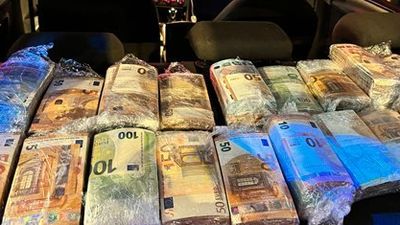 Sorpresón en un control policial en Gran Vía: hasta 200.000 euros en el maletero de un coche