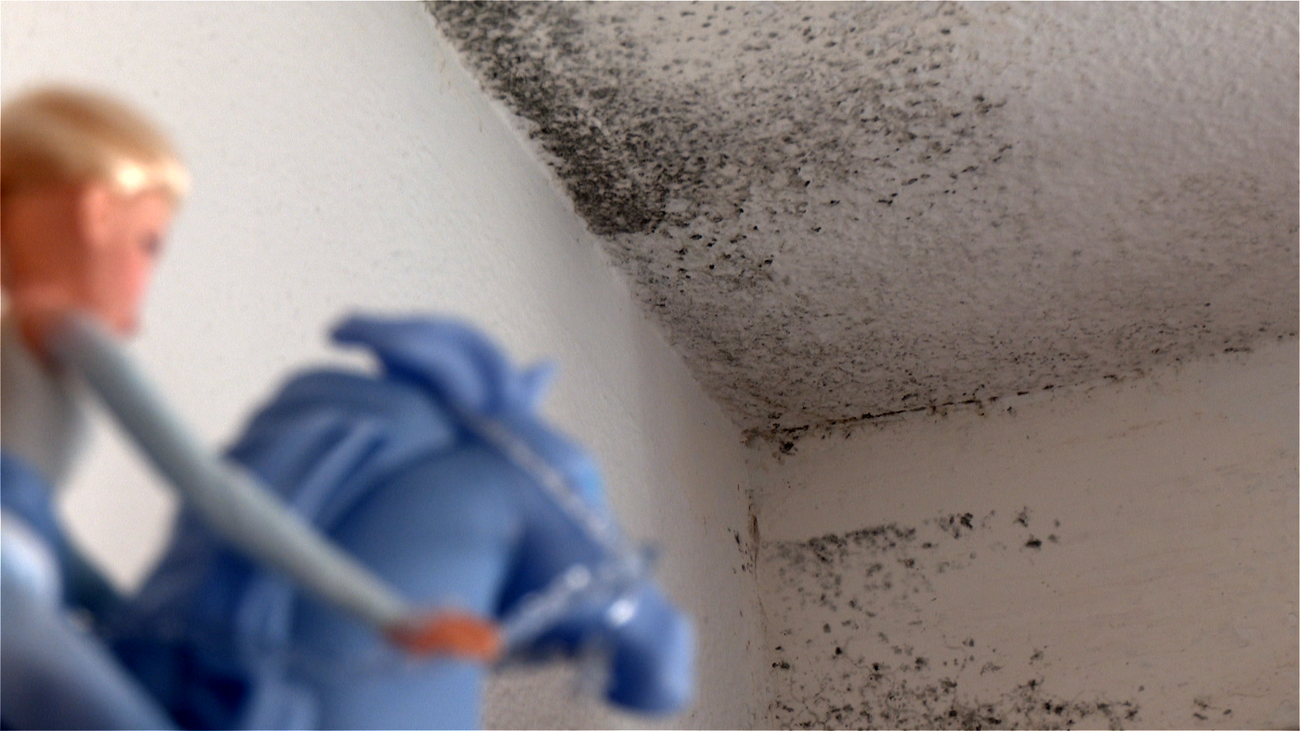 El edificio de los horrores, en Alcobendas: Humedades, malos olores y mucha suciedad