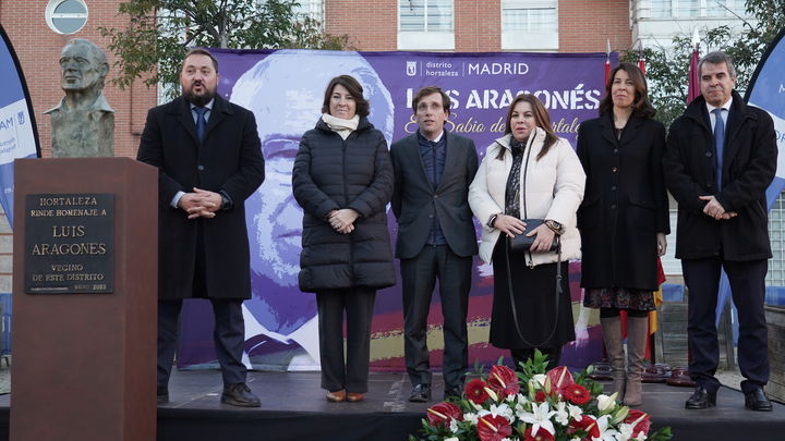 File:Monumento a Luís Aragonés, Barrio de Hortaleza, Madrid, España,  2015.JPG - Wikimedia Commons