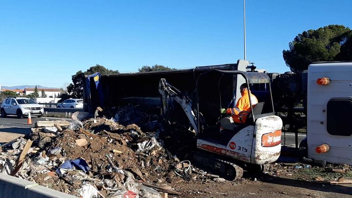 Imagen de los operarios retirando los escombros del camión volcado / REDACCIÓN