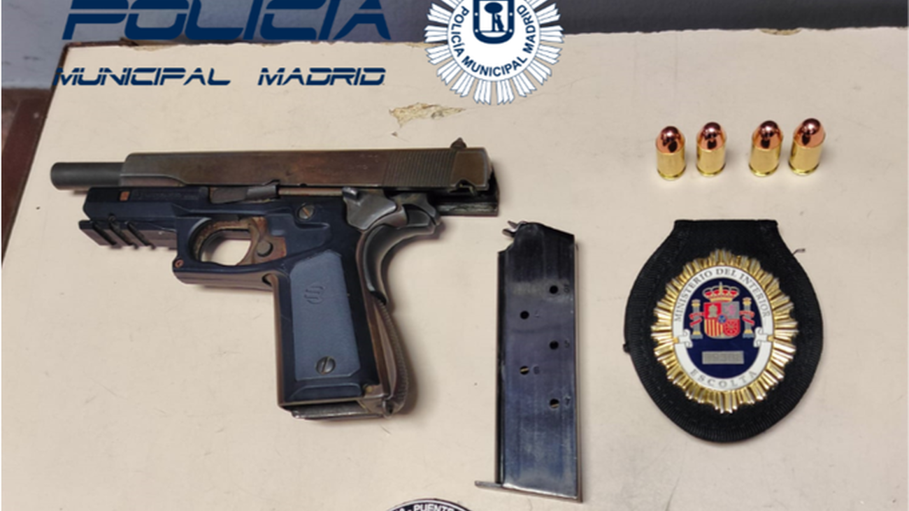Arma y otros objetos intervenidos por la Policía Municipal de Madrid