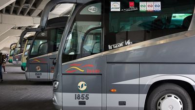El autobús, la opción más económica para viajar este verano