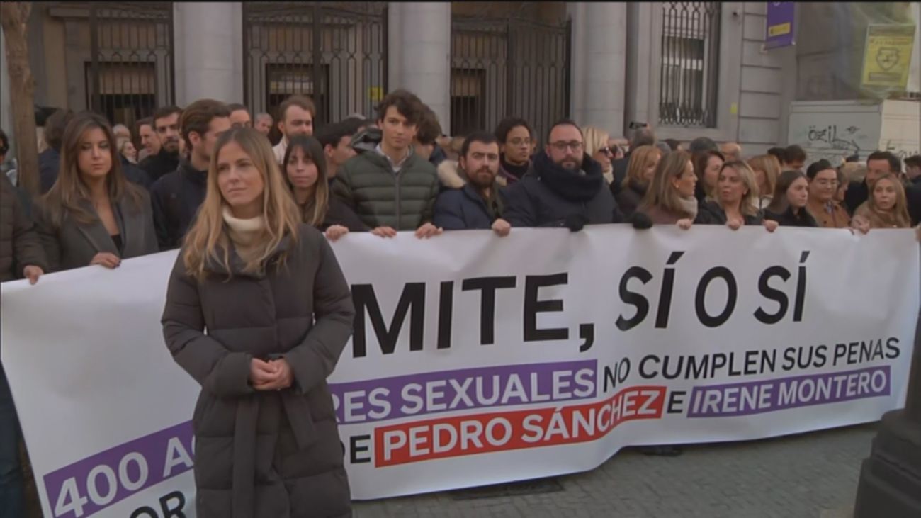 Protesta convocada por Nuevas Generaciones ante el Ministerio de Igualdad por ley del 'sí es sí'