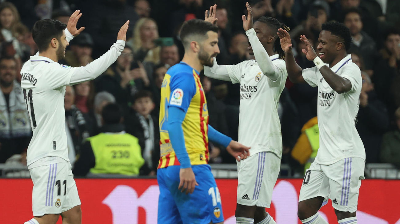 Asensio, Camavinga y Vinícius celebran un gol del Real Madrid ante el Valencia