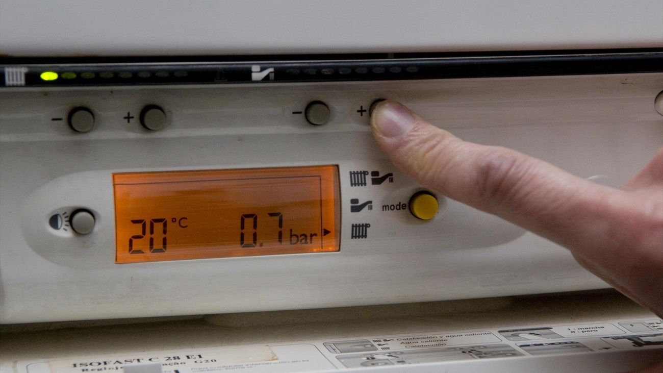 Un  usuario controla la temperatura a través de un termostato