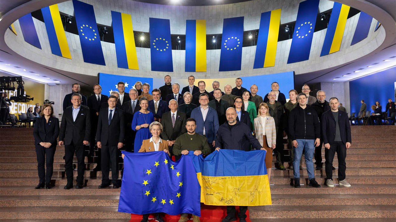 Comisarios europeos y gobierno Ucraniano con Von der Leyen, Zelenski y Michel