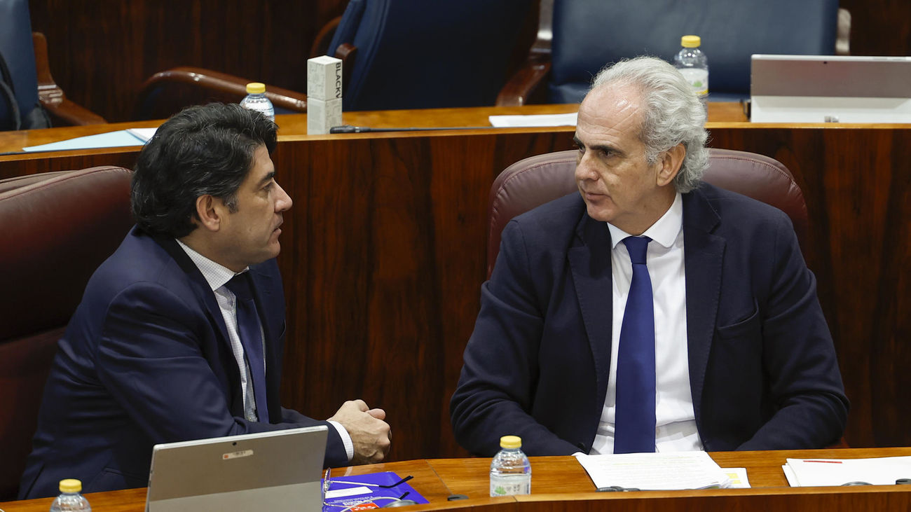 El consejero de Sanidad Enrique Ruiz Escudero (d) conversa con el Consejero de Vivienda y Administración Local, David Pérez García (i)