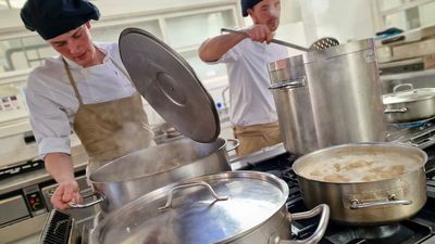 La Escuela de Hostelería de Alcalá de Henares prepara un cocido solidario