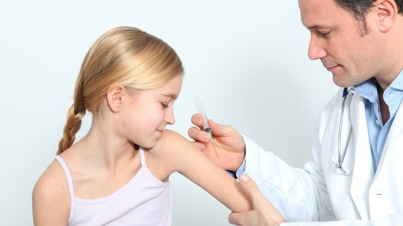Niña recibiendo vacuna