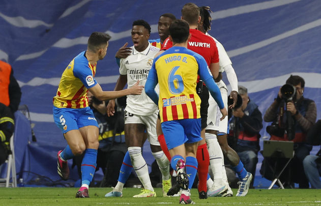 Vinicius ante el Valencia / EFE