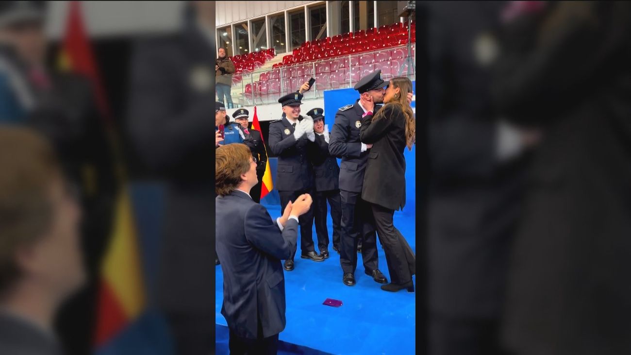 Almeida testigo de excepción de la pedida de mano de un nuevo agente de Policía Municipal a su novia