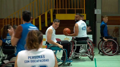 Sánchez juega al baloncesto en silla de ruedas para reivindicar la reforma del artículo 49 de la Constitución