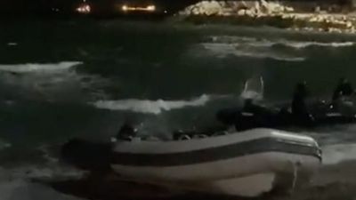 Contrabandistas de tabaco atacan a pedradas a dos agentes de Aduanas en una playa de Gibraltar