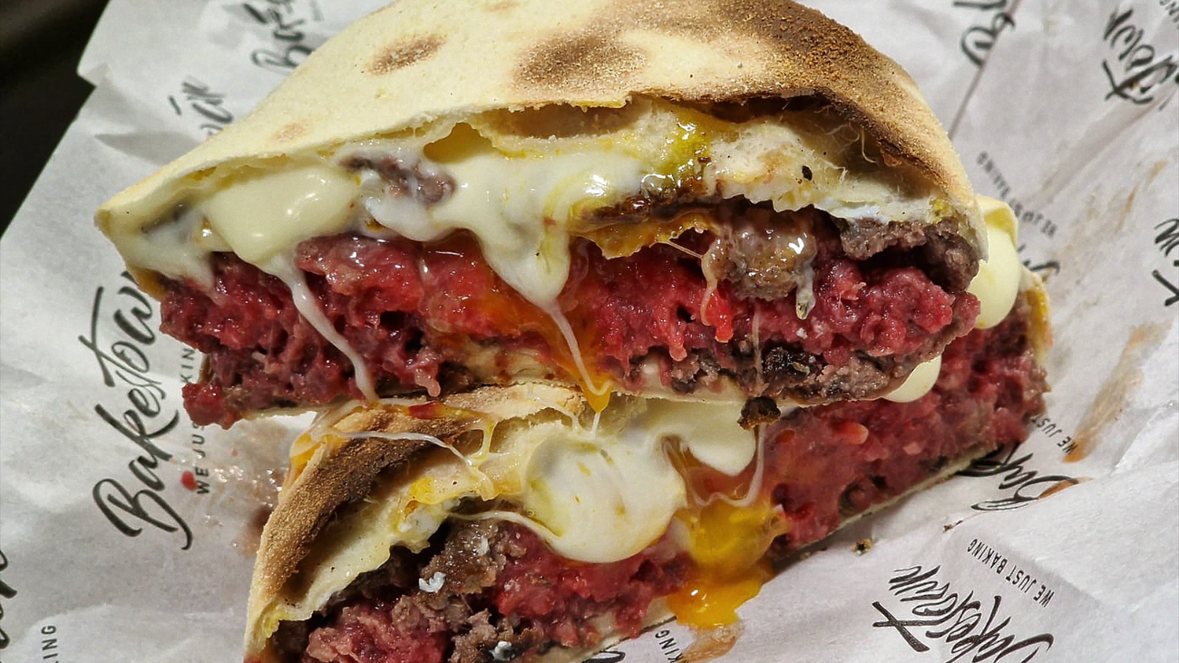 Así son las hamburguesas envueltas en masa de pizza