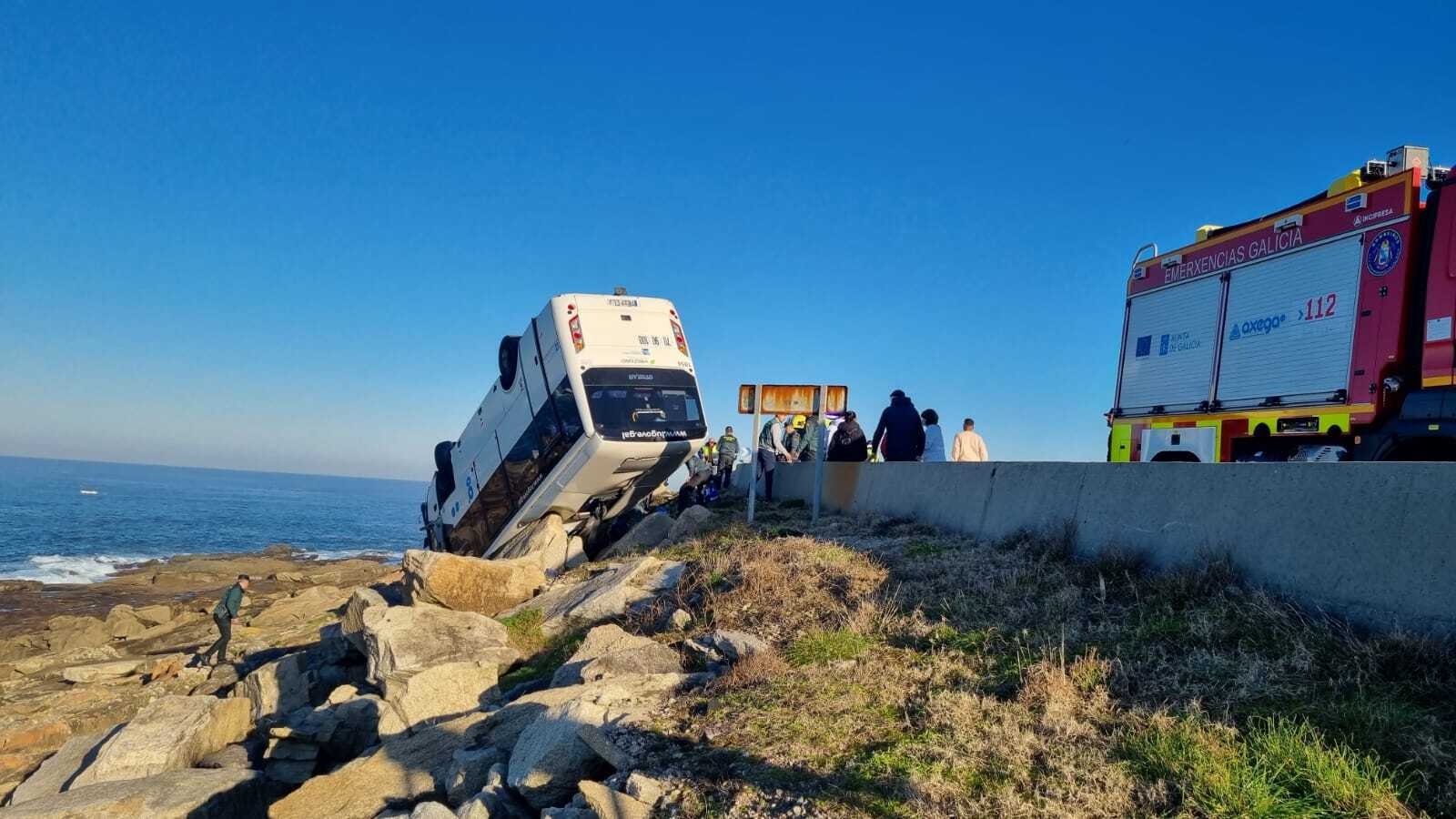 Cuatro heridos al volcar un microbús en Baiona, Pontevedra