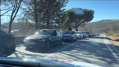 Mañana de atascos y cortes en las carreteras para acceder a la sierra