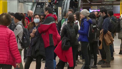 Indignación por las largas colas en el intercambiador de Moncloa para subir a la sierra