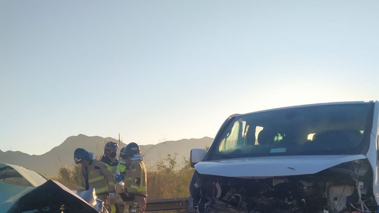 Un muerto y ocho heridos tras chocar frontalmente un coche y una furgoneta en Lorca