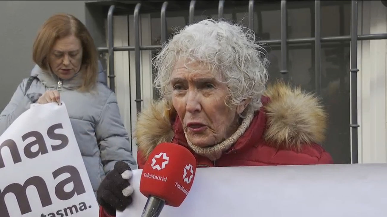 Un centenar de vecinos "hartos" protestan en Prosperidad contra las cocinas fantasma