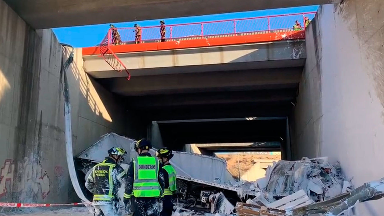 Dos heridos graves al caer un tráiler desde más de diez metros de la M-45 al ramal de acceso a la R-3