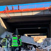 Dos heridos graves al caer un tráiler desde más de diez metros de la M-45 al ramal de acceso a la R-3