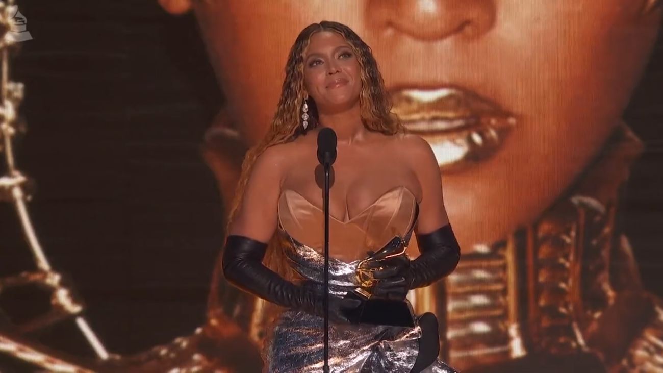 Beyoncé recogiendo un Grammy