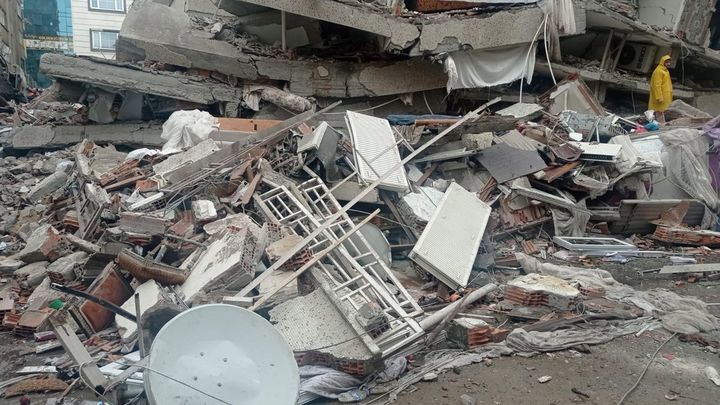 Un edificio colapsado en la ciudad de Diyarbakir, tras el fuerte terremoto de magnitud 7,8 / EFE