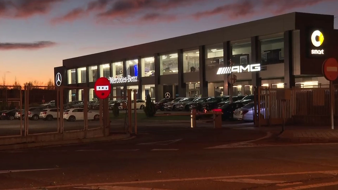 Aparatoso alunizaje en un concesionario de Mercedes en la calle Alcalá